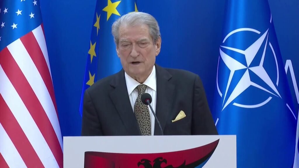 Live: Sali Berisha konferencë me gazetarët salla “Azem Hajdari”, selia e PD. Live: Sali Berisha konferencë me gazetarët salla “Azem Hajdari”, selia e PD.