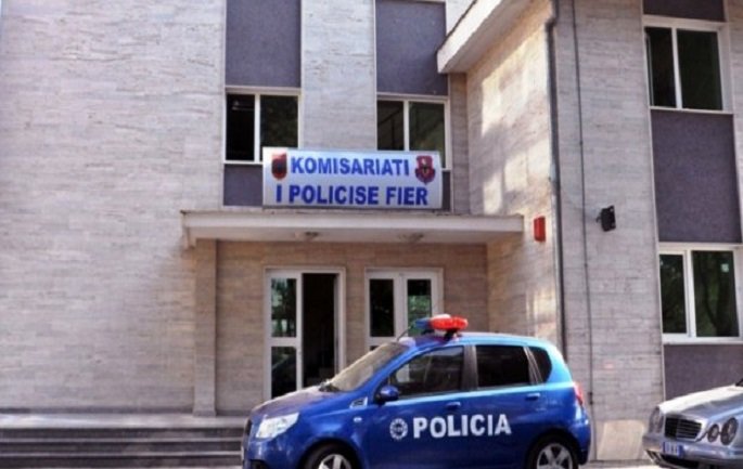 I riu nga Fieri vë zjarr në banesën e një gruaje në Roskovec për borxhin e të birit, arrestohet nga policia I riu nga Fieri vë zjarr në banesën e një gruaje në Roskovec për borxhin e të birit, arrestohet nga policia