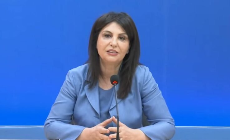 Jozefina Topalli ngre shqetësimin për procesin e votimit të emigrantëve në Greqi, akuzat për manipulim dhe shpërndarjen e gabuar të zarfeve Jozefina Topalli ngre shqetësimin për procesin e votimit të emigrantëve në Greqi, akuzat për manipulim dhe shpërndarjen e gabuar të zarfeve