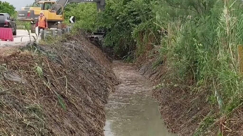 VAZHDON PUNA PËR PASTRIMIN E KANALEVE KULLUESE NË LUSHNJE VAZHDON PUNA PËR PASTRIMIN E KANALEVE KULLUESE NË LUSHNJE