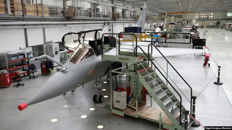 Serbia nënshkruan kredi rekord për blerjen e avionëve francezë Rafale Serbia nënshkruan kredi rekord për blerjen e avionëve francezë Rafale