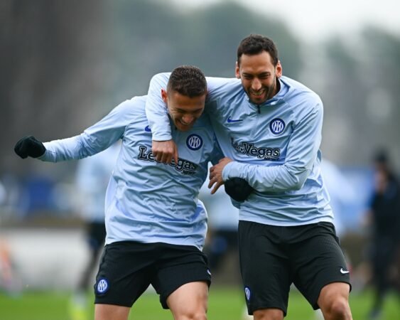 Inter përgatit të ardhmen pa Hakan Calhanoglu, Kristjan Asllani drejt një roli kyç në formacionin zikaltër Inter përgatit të ardhmen pa Hakan Calhanoglu, Kristjan Asllani drejt një roli kyç në formacionin zikaltër