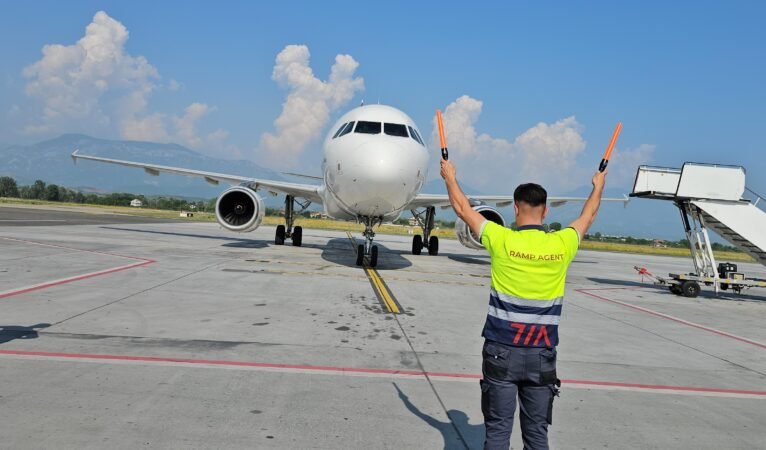 Shqipëria ekstradon drejt Italisë tre shtetas të kërkuar për drogë, vjedhje dhe përfshirje në grup kriminal Shqipëria ekstradon drejt Italisë tre shtetas të kërkuar për drogë, vjedhje dhe përfshirje në grup kriminal