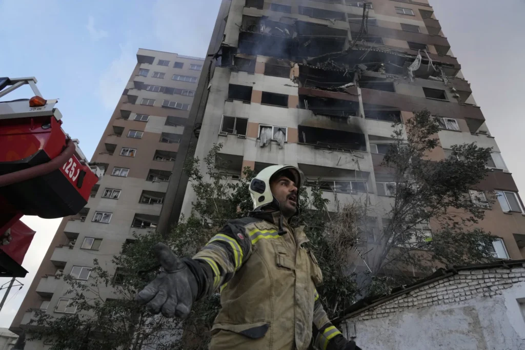 Izraeli godet objektivat bërthamore në Iran, përshkallëzohet rreziku për një luftë rajonale Izraeli godet objektivat bërthamore në Iran, përshkallëzohet rreziku për një luftë rajonale