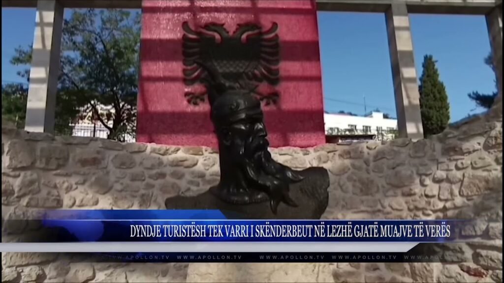 DYNDJE TURISTËSH TEK VARRI I SKËNDERBEUT NË LEZHË GJATË MUAJVE TË VERËS DYNDJE TURISTËSH TEK VARRI I SKËNDERBEUT NË LEZHË GJATË MUAJVE TË VERËS