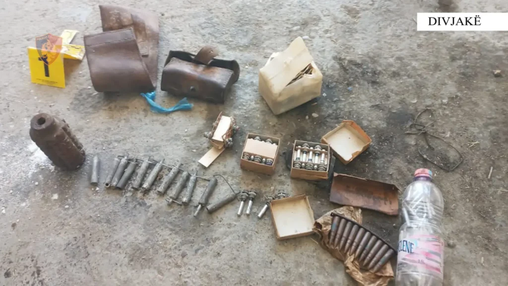 Policia zbardh një rast të rëndë të armëmbajtjes pa leje dhe dhunës familjare në Divjakë Policia zbardh një rast të rëndë të armëmbajtjes pa leje dhe dhunës familjare në Divjakë