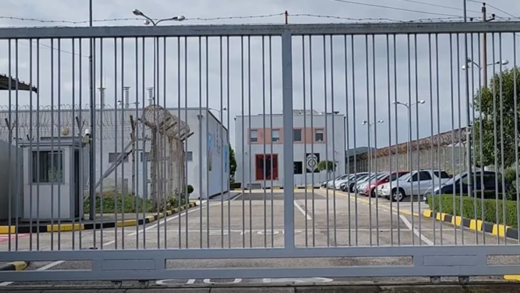 Arrestohet në Patos një i dënuar për vrasje, akuzohet për sulm ndaj gardianit të burgut në Fier Arrestohet në Patos një i dënuar për vrasje, akuzohet për sulm ndaj gardianit të burgut në Fier