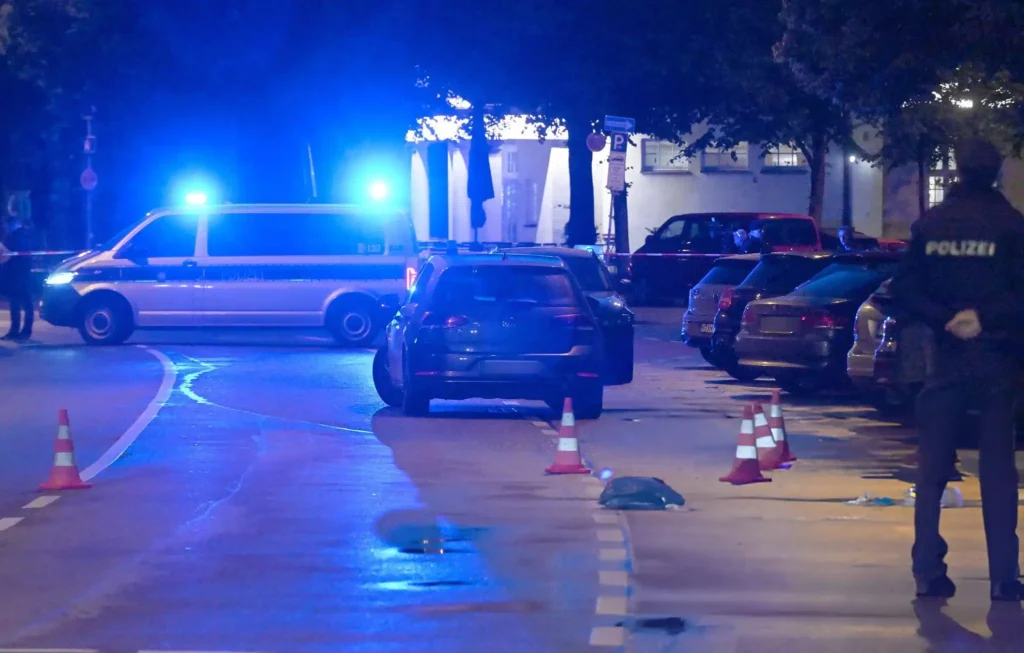 Incident i rëndë në Mynih, një grua sulmon kalimtarët me thikë pranë Theresienwiese dhe humb jetën pas ndërhyrjes së policisë Incident i rëndë në Mynih, një grua sulmon kalimtarët me thikë pranë Theresienwiese dhe humb jetën pas ndërhyrjes së policisë