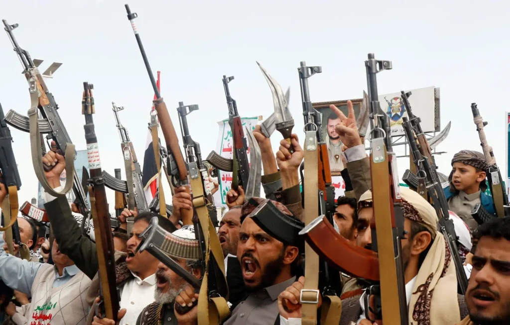 Rebelët Houthi kërcënojnë SHBA-në, paralajmërojnë sulme ndaj anijeve amerikane Rebelët Houthi kërcënojnë SHBA-në, paralajmërojnë sulme ndaj anijeve amerikane