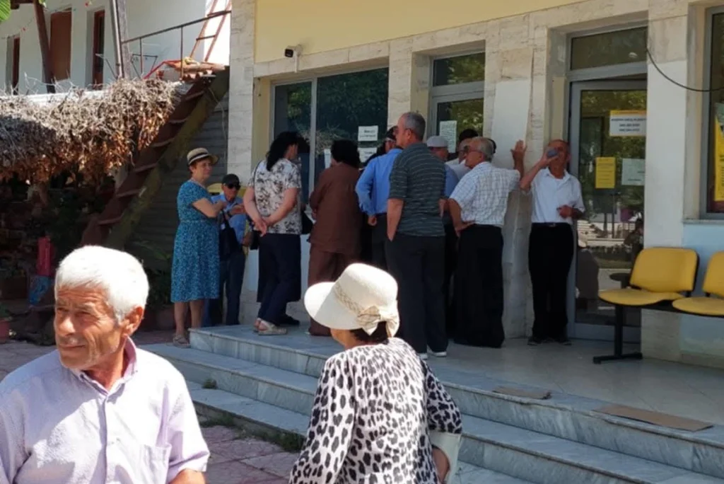 Pritjet e gjata në Postën Shqiptare mbajnë peng pensionistët e Divjakës dhe Lushnjës Pritjet e gjata në Postën Shqiptare mbajnë peng pensionistët e Divjakës dhe Lushnjës