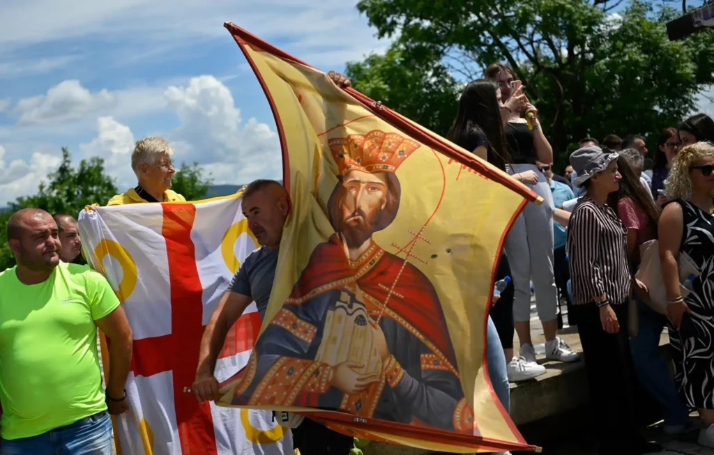 Serbë nga rajoni festojnë Vidovdanin në Gazimestan, mes masave të larta sigurie dhe paralajmërimeve për tensione Serbë nga rajoni festojnë Vidovdanin në Gazimestan, mes masave të larta sigurie dhe paralajmërimeve për tensione