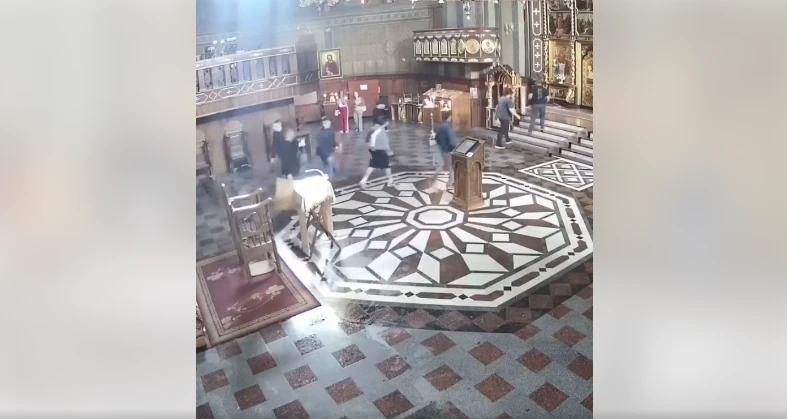 Sulm brutal ndaj një kishe në Çernivci, rritet tensioni mes fraksioneve ortodokse në Ukrainë Sulm brutal ndaj një kishe në Çernivci, rritet tensioni mes fraksioneve ortodokse në Ukrainë