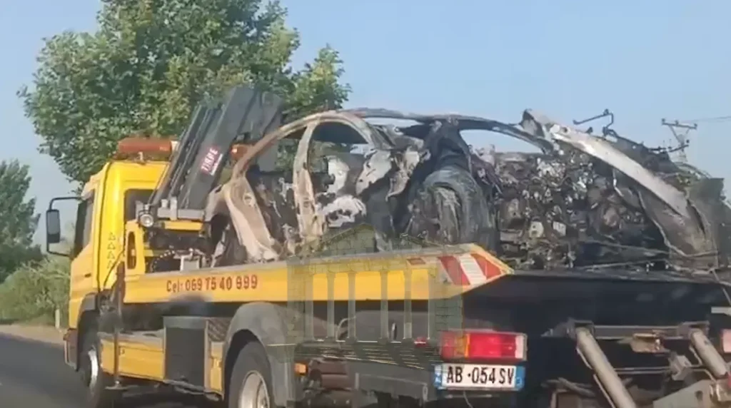 VIDEO/ Përplasja dramatike në aksin Fier-Lushnje: furgoni përfundon dhjetëra metra larg, makina digjet pas aksidentit VIDEO/ Përplasja dramatike në aksin Fier-Lushnje: furgoni përfundon dhjetëra metra larg, makina digjet pas aksidentit