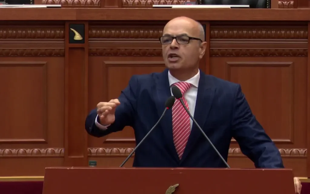 Përplasja në Kuvend mes Berishës dhe Petro Koçit, rikthehen akuzat për zgjedhjet e 1996-ës Përplasja në Kuvend mes Berishës dhe Petro Koçit, rikthehen akuzat për zgjedhjet e 1996-ës