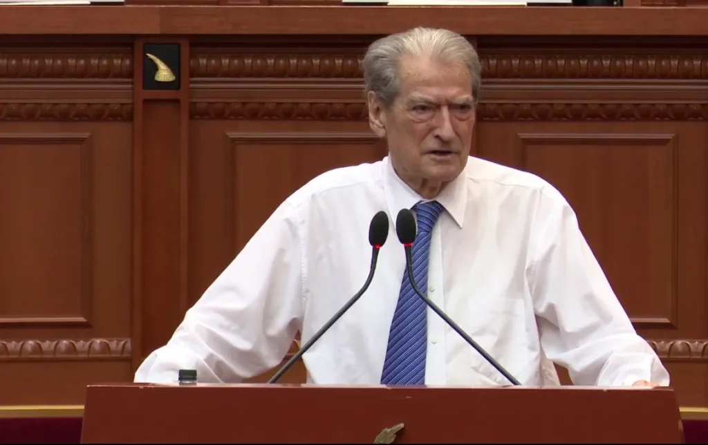 Berisha godet PS-në në Kuvend, ironizon largimin e Petro Koçit dhe akuzon për farsë elektorale Berisha godet PS-në në Kuvend, ironizon largimin e Petro Koçit dhe akuzon për farsë elektorale