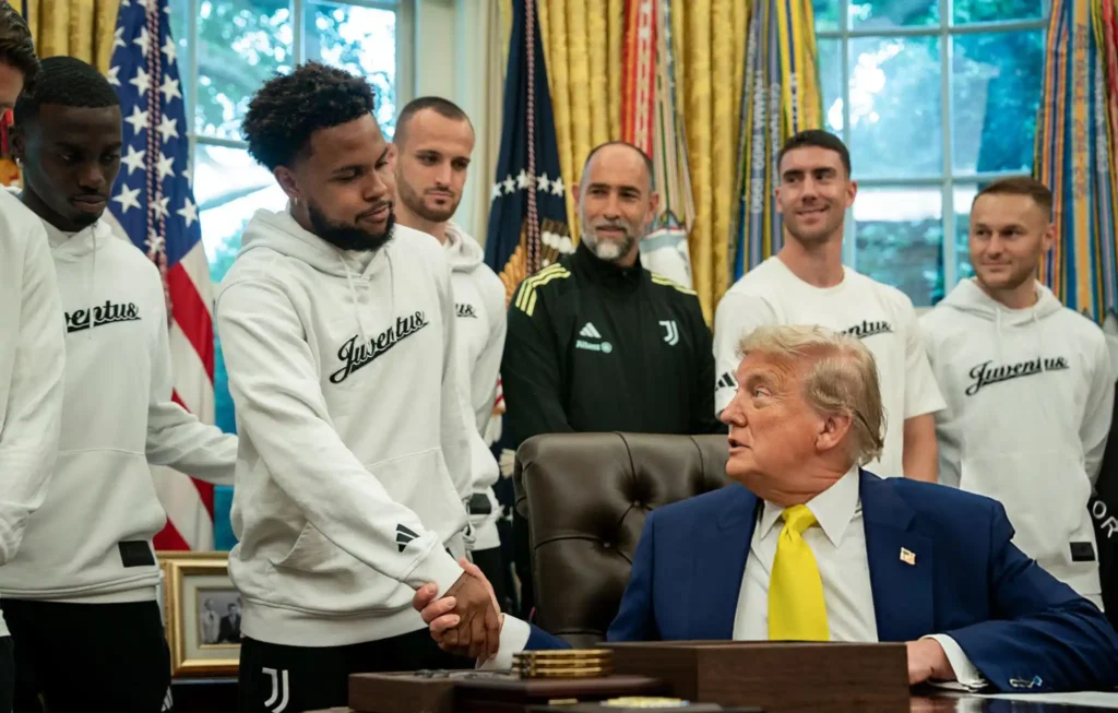 Trump diskuton me drejtuesit e Juventusit dhe Presidentin e FIFA-s në Shtëpinë e Bardhë Trump diskuton me drejtuesit e Juventusit dhe Presidentin e FIFA-s në Shtëpinë e Bardhë