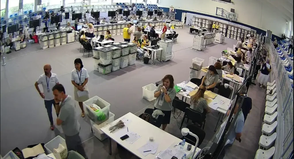 Pas Tiranës, nis rinumërimi i votave për Fierin në pallatin e sportit “Farie Hoti” Pas Tiranës, nis rinumërimi i votave për Fierin në pallatin e sportit “Farie Hoti”