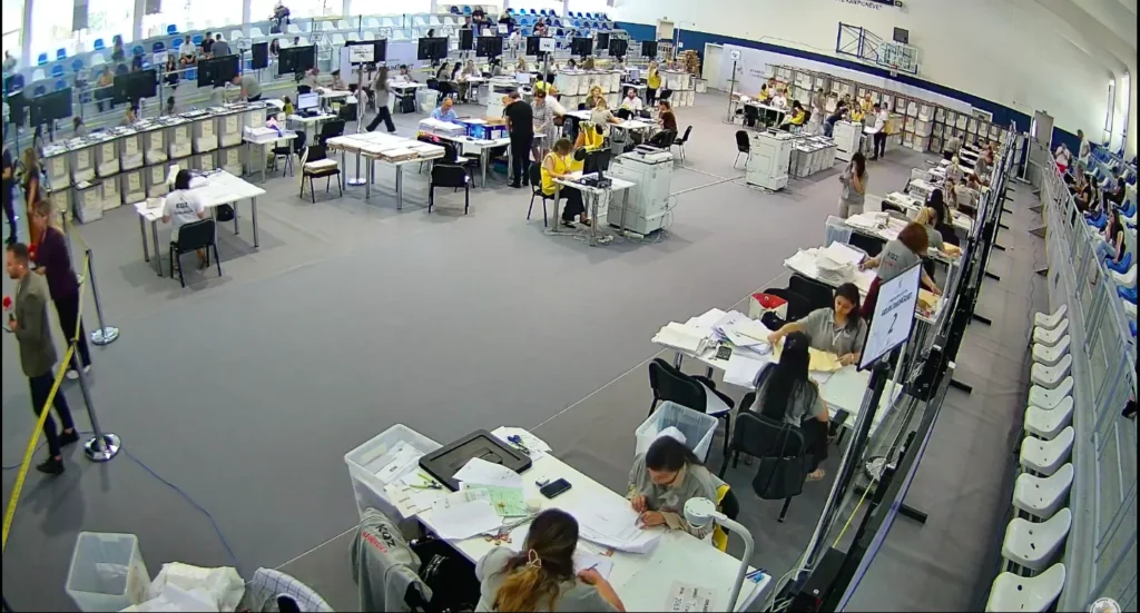 Rinumërimi në Tiranë nxjerr vota të tepërta për PS dhe PD, të dyja humbasin mbi 100 vota Rinumërimi në Tiranë nxjerr vota të tepërta për PS dhe PD, të dyja humbasin mbi 100 vota