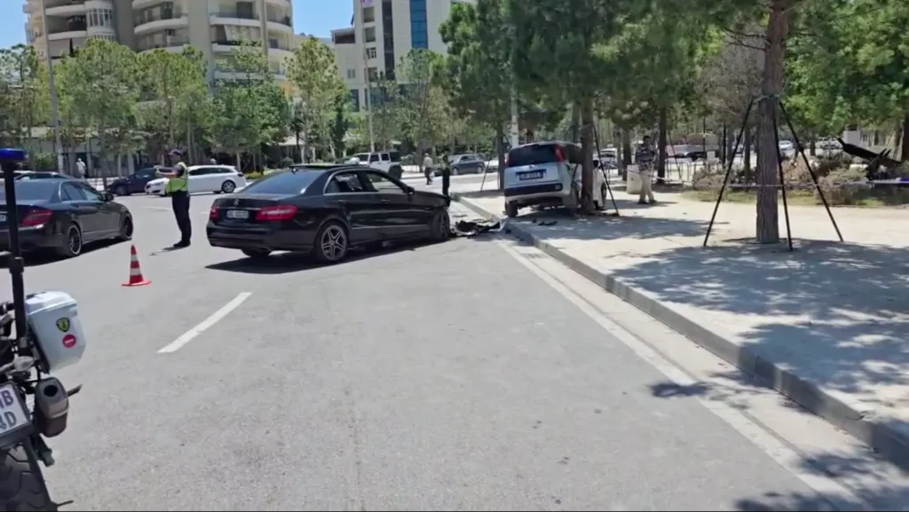 Konflikti i pasuar me aksident në Vlorë përfundon me arrestim dhe akuza të rënda për një 25-vjeçar Konflikti i pasuar me aksident në Vlorë përfundon me arrestim dhe akuza të rënda për një 25-vjeçar
