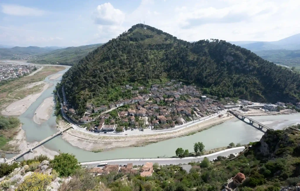Zjarr në banesë në Qafën e Kalasë në Berat, ndërhyrja e shpejtë shmang pasoja të rënda Zjarr në banesë në Qafën e Kalasë në Berat, ndërhyrja e shpejtë shmang pasoja të rënda