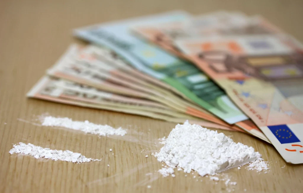 Shitje droge në Jalë, arrestohet trafikanti që shpërndante kokainë dhe MDMA në zonën turistike të Himarës Shitje droge në Jalë, arrestohet trafikanti që shpërndante kokainë dhe MDMA në zonën turistike të Himarës
