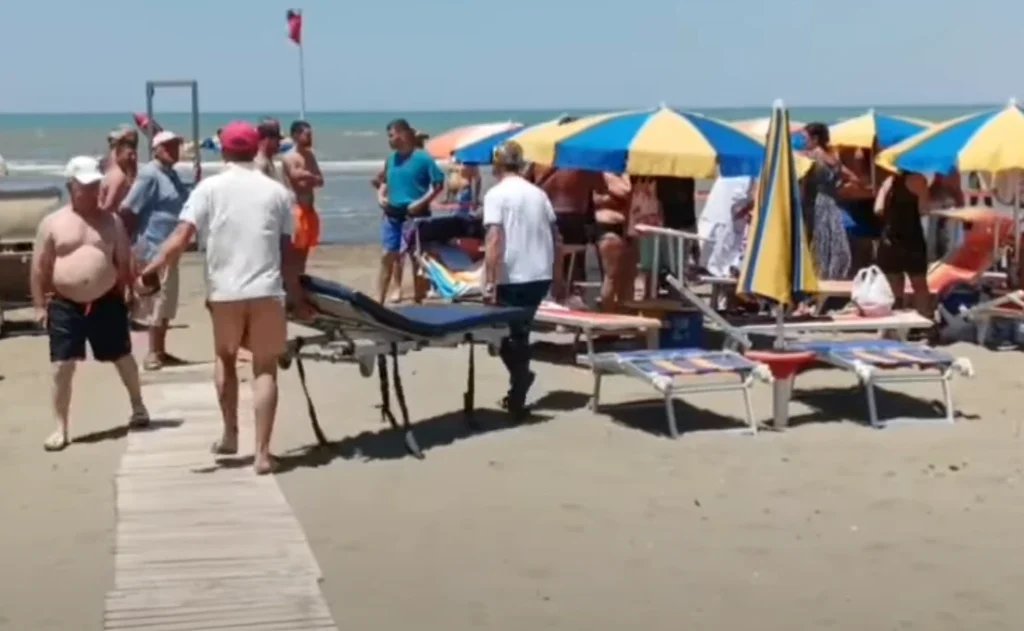 Tragjedia në plazh: pushuesi humbi jetën pas infarktit në Divjakë Tragjedia në plazh: pushuesi humbi jetën pas infarktit në Divjakë