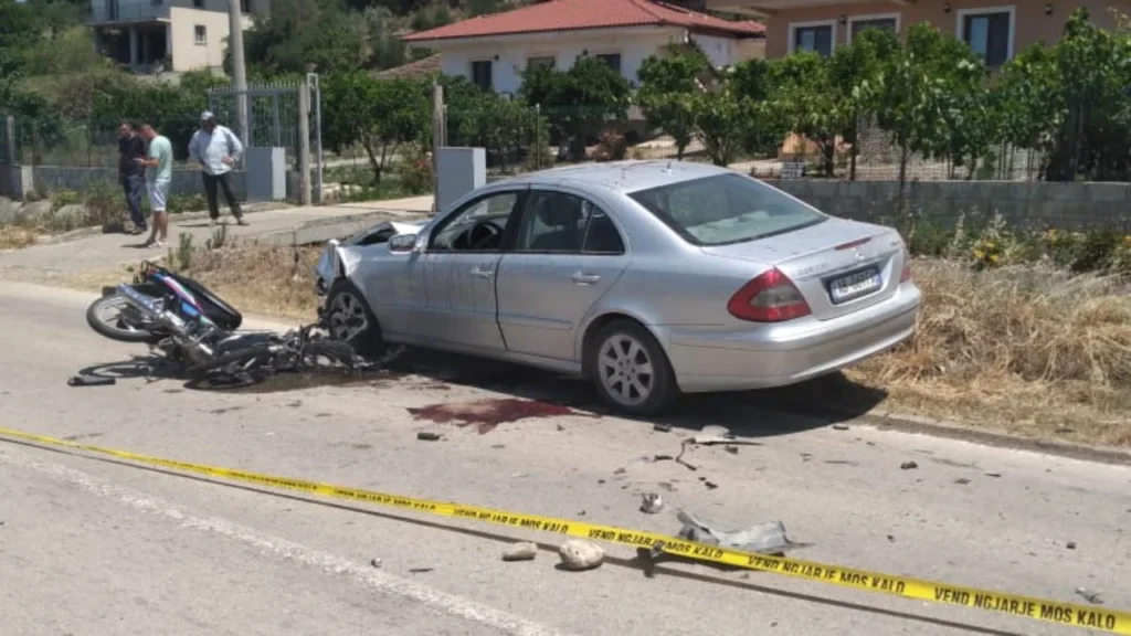 Aksident tragjik në Kamenicë, përplasje fatale mes motorit dhe një automjeti në Divjakë Aksident tragjik në Kamenicë, përplasje fatale mes motorit dhe një automjeti në Divjakë