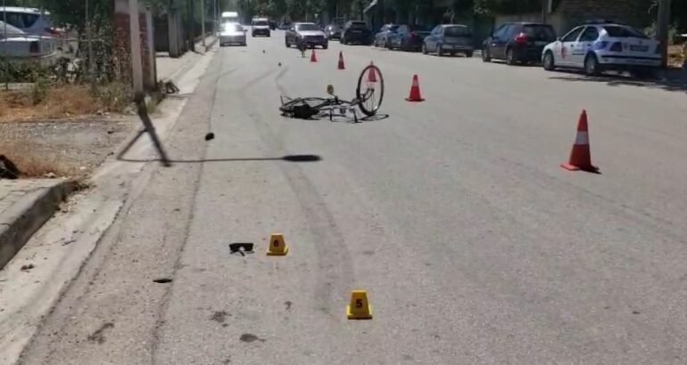 I moshuari përplaset me biçikletë në Dimal, shoferi largohet dhe arrestohet pas identifikimit nga policia I moshuari përplaset me biçikletë në Dimal, shoferi largohet dhe arrestohet pas identifikimit nga policia