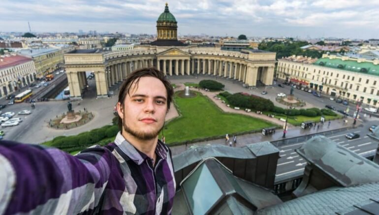 Rusia dënon rëndë fotografin për ndarjen e informacioneve me një gazetar të huaj Rusia dënon rëndë fotografin për ndarjen e informacioneve me një gazetar të huaj