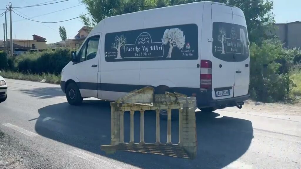 Aksident në Qafën e Koshovicës përplas “Fordin” me shtyllën e tensionit të lartë Aksident në Qafën e Koshovicës përplas “Fordin” me shtyllën e tensionit të lartë