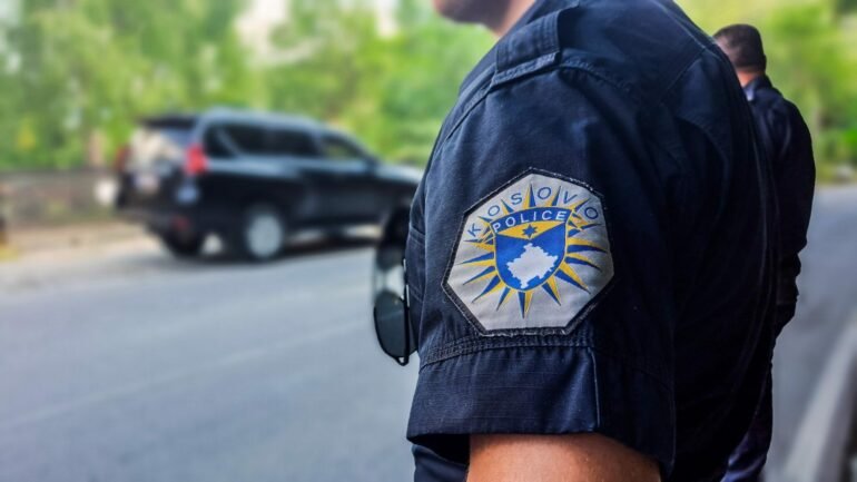 Arrestimi dhe heqja e shtetësisë së Nikolla Vujoviç nga Kosova pas punësimit në Policinë e Serbisë Arrestimi dhe heqja e shtetësisë së Nikolla Vujoviç nga Kosova pas punësimit në Policinë e Serbisë