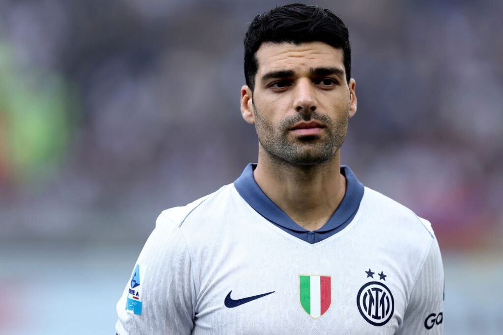 Futbolli preket nga tensionet: sulmuesi Mehdi Taremi i bllokuar në Teheran për shkak të konfliktit Izrael-Iran Futbolli preket nga tensionet: sulmuesi Mehdi Taremi i bllokuar në Teheran për shkak të konfliktit Izrael-Iran
