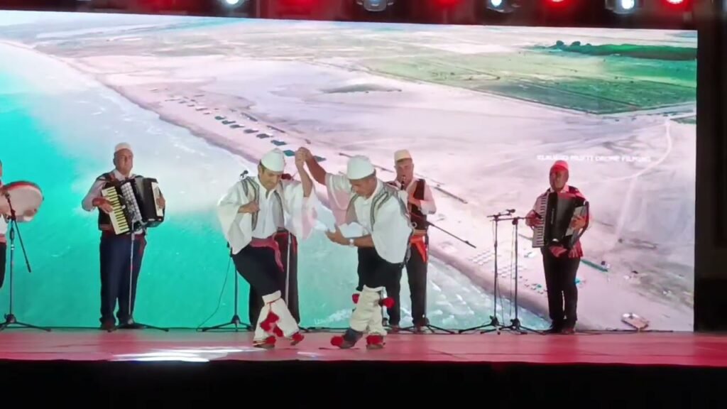 Valle dyshe Myzeqare interpretuar nga dyshja Murati – Senka dhe grupi i sazeve të ansamblit folklorik, Fier-shegan, koreograf Novruz Xhaferi. Valle dyshe Myzeqare interpretuar nga dyshja Murati – Senka dhe grupi i sazeve të ansamblit folklorik, Fier-shegan, koreograf Novruz Xhaferi.