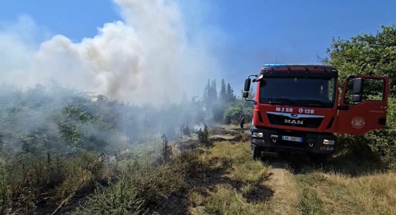 Zjarri përfshin vendgrumbullimin e mbetjeve në Daullas, tymi i dendur mbulon zonën Zjarri përfshin vendgrumbullimin e mbetjeve në Daullas, tymi i dendur mbulon zonën