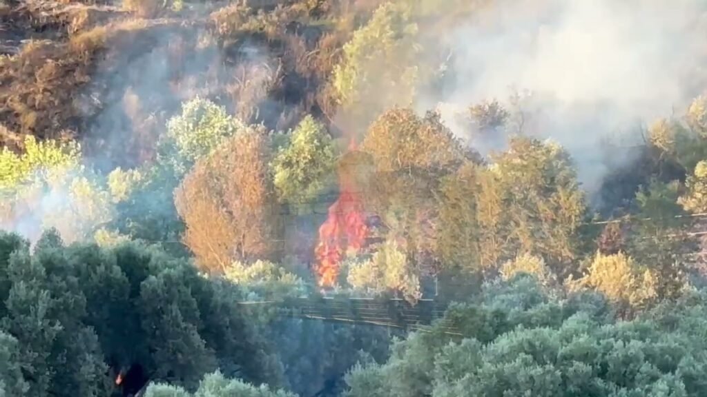 Zjarr masiv në kodrat e Patosit, rrezikohen banesa dhe depozita nafte Zjarr masiv në kodrat e Patosit, rrezikohen banesa dhe depozita nafte
