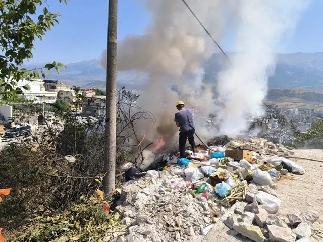 Zjarr i qëllimshëm në Gjirokastër, rrezikohen shtëpitë në lagjen Granicë