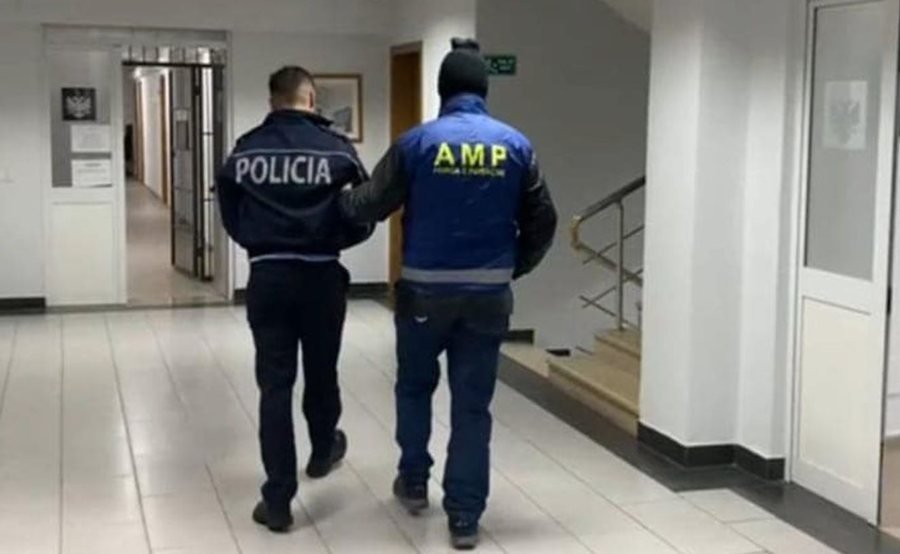 Trafik droge dhe gjobëvënie – zbardhen bisedat e policit me shqiptarin e Kosovës Trafik droge dhe gjobëvënie – zbardhen bisedat e policit me shqiptarin e Kosovës