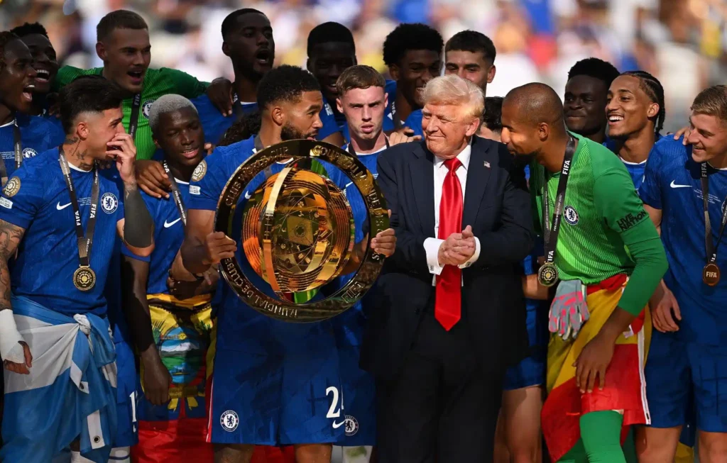 “Trump a mund të largohesh?” presidenti qëndron në podium si kampion “Trump a mund të largohesh?” presidenti qëndron në podium si kampion
