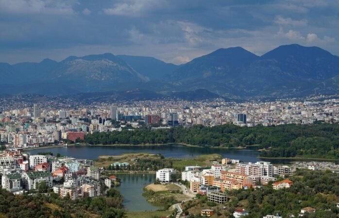 Skandaloze, rritje drastike e taksës së ndërtesës për bizneset në rrethe, deri në trefishim në Durrës Skandaloze, rritje drastike e taksës së ndërtesës për bizneset në rrethe, deri në trefishim në Durrës