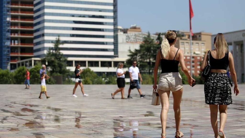 Shqipëria po braktiset: emigracioni dhe rënia e lindshmërisë zhysin vendin në krizë demografike Shqipëria po braktiset: emigracioni dhe rënia e lindshmërisë zhysin vendin në krizë demografike
