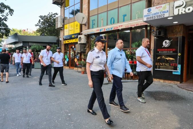 Fushata për lirimin e hapësirave publike shtrihet në Tiranë pas ndërhyrjes në Vlorë Fushata për lirimin e hapësirave publike shtrihet në Tiranë pas ndërhyrjes në Vlorë