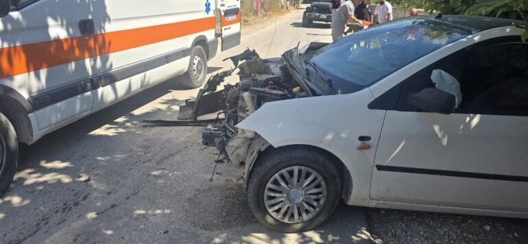 Aksidenti në rrugën Cakran-Gorishovë, dy persona lëndohen rëndë