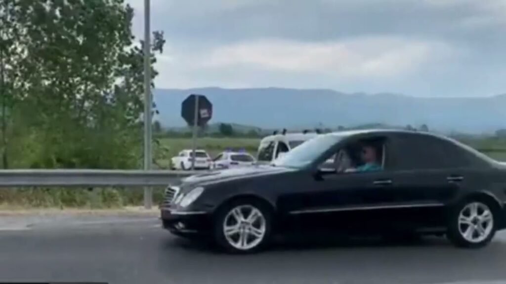Aksident në aksin rrugor Lezhë Shkodër, turisti humb kontrollin e motorit Aksident në aksin rrugor Lezhë Shkodër, turisti humb kontrollin e motorit