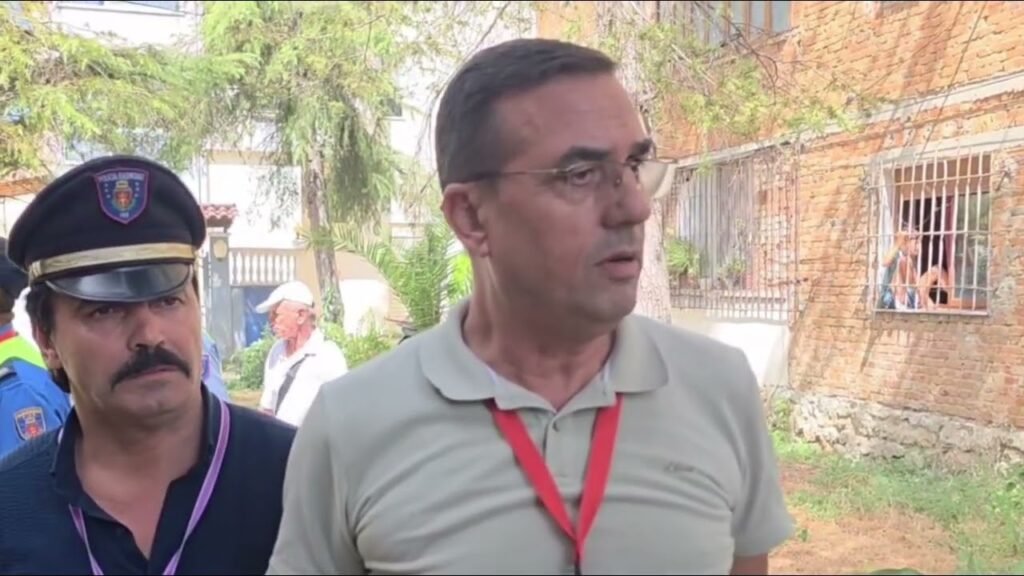 Aksioni për lirimin dhe sistemimin e hapësirave publike në Fier, sistemohen lulishtet Aksioni për lirimin dhe sistemimin e hapësirave publike në Fier, sistemohen lulishtet
