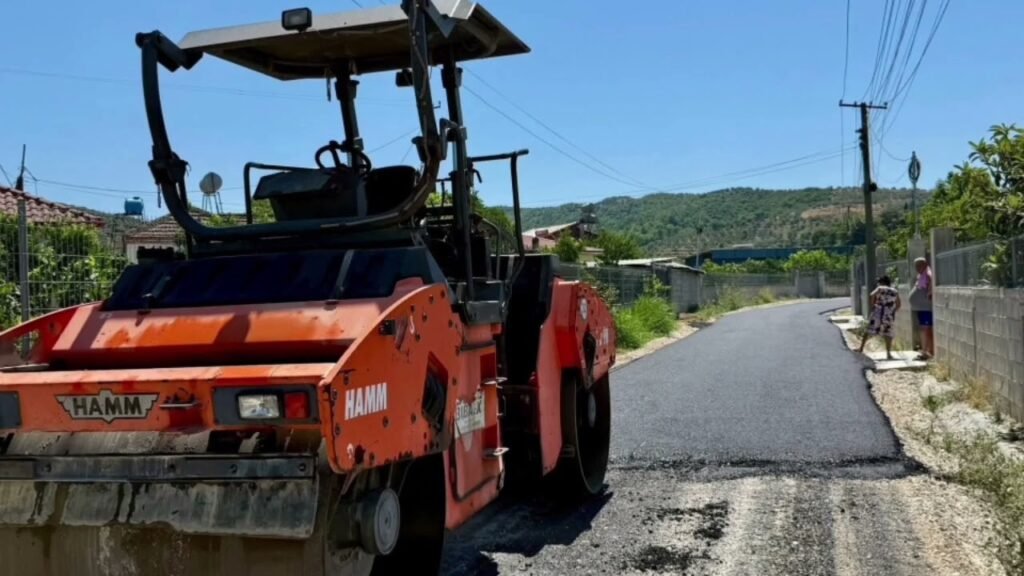 Asfaltohen rruget në Dushk e Zhamë Asfaltohen rruget në Dushk e Zhamë