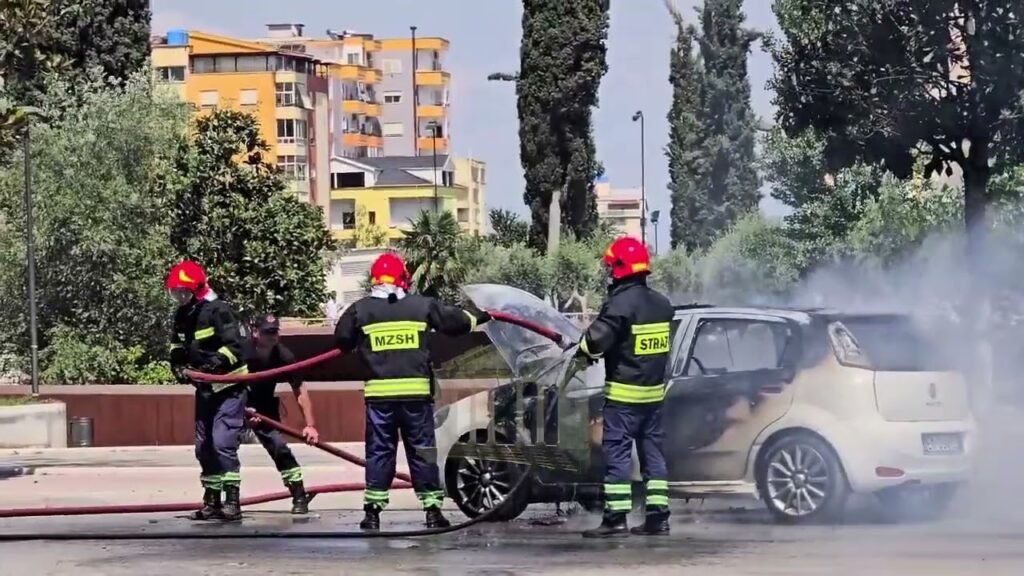 Makina merr flakë në mes të Fierit, banorët në panik Makina merr flakë në mes të Fierit, banorët në panik