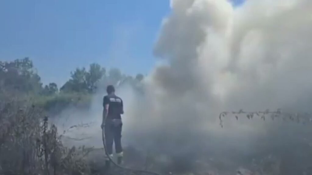 Dy avionë grekë po shuajnë zjarret në Dukat, avioni nga Italia po shuan zjarret në Lurë