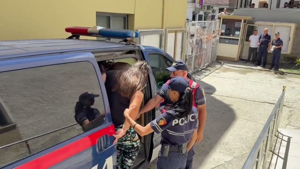 Eleminimi i 56 vjeçarit nga e bija, autorët e dyshuar mbërrijnë në gjykatë Eleminimi i 56 vjeçarit nga e bija, autorët e dyshuar mbërrijnë në gjykatë