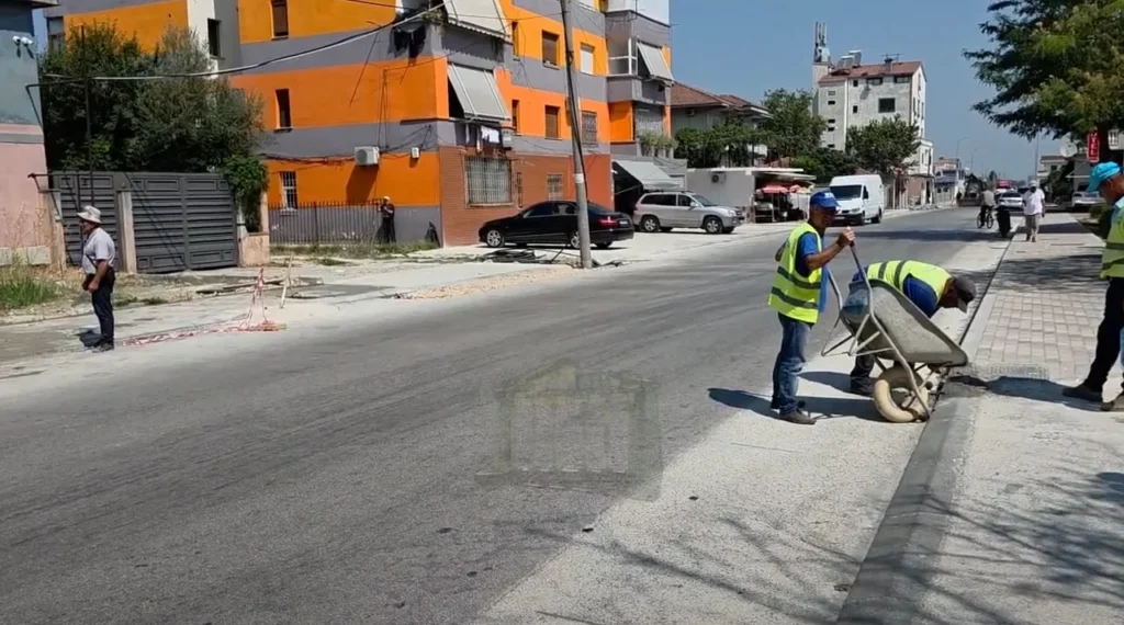 Prishje me plan në Fier, rruga merr përparësi ndaj ndërtimeve pa leje