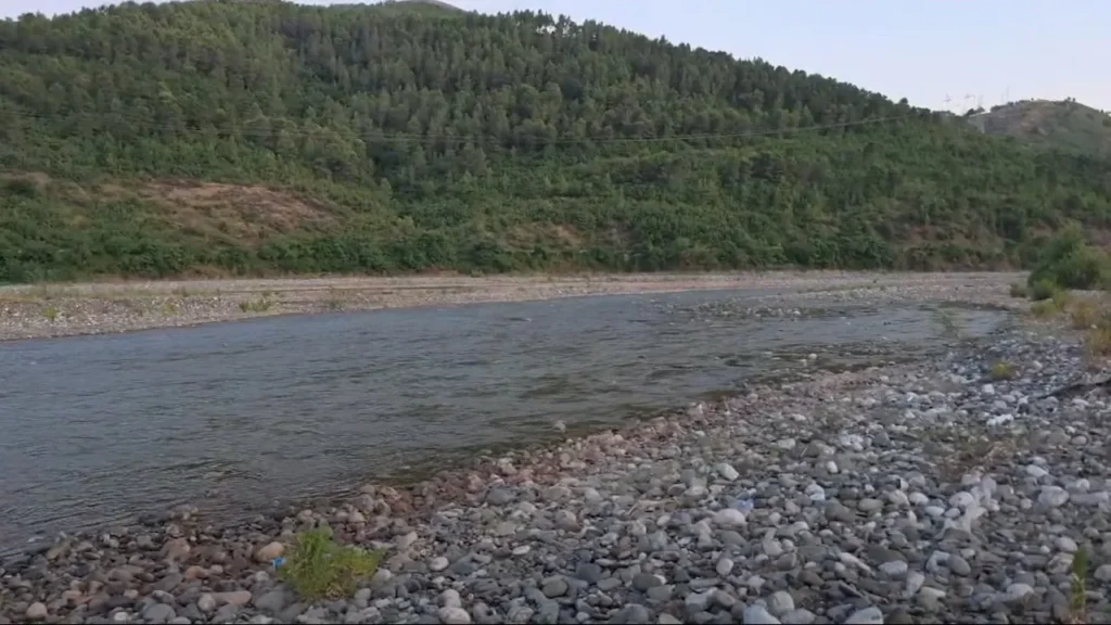 Dy fëmijë mbyten në Shkumbin ndërsa ruanin bagëtitë në Labinot-Fushë të Elbasanit Dy fëmijë mbyten në Shkumbin ndërsa ruanin bagëtitë në Labinot-Fushë të Elbasanit